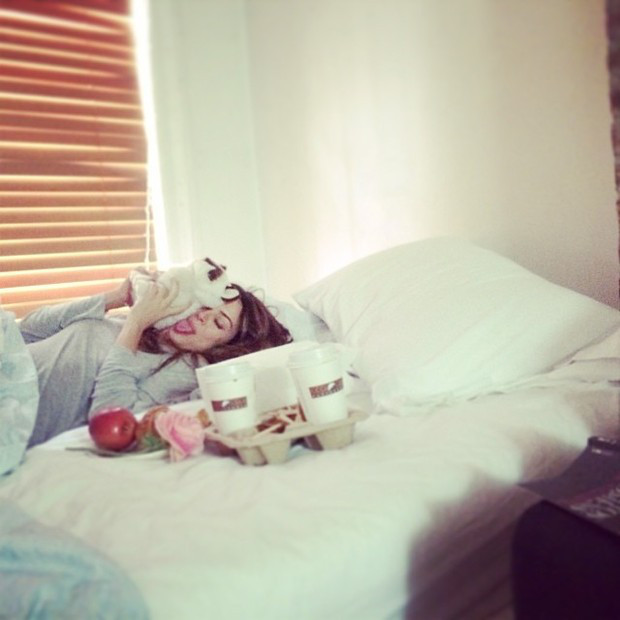 Thaila Ayala recebe café na cama Thaila Ayala recebe café na cama